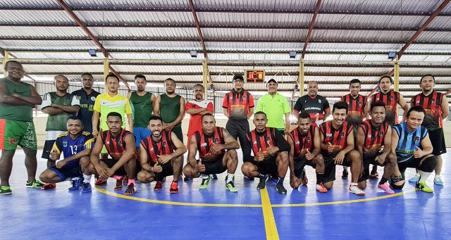 Kepala Balitbangda Papua Barat Manfaatkan Hari libur untuk Olahraga Futsal