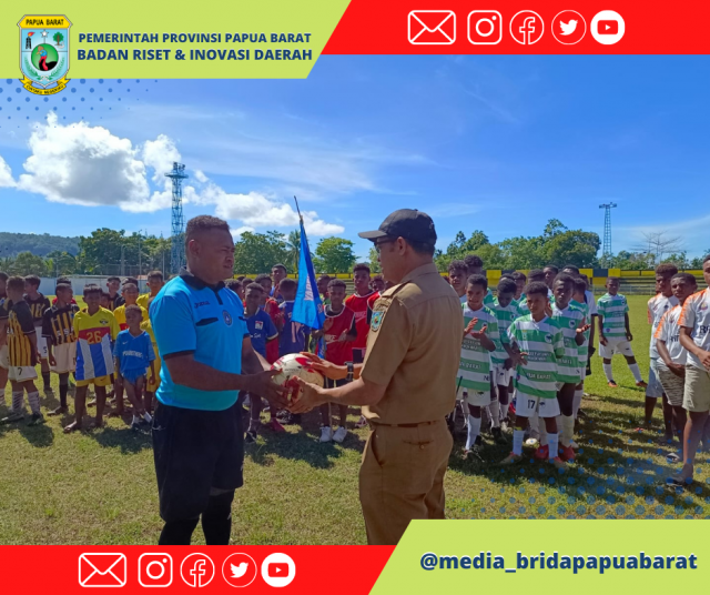Kepala Balitbangda Provinsi Papua Barat Membuka Kejurda FOSSBI U-14 Tahun 2022 di Stadion Sanggeng Manokwari