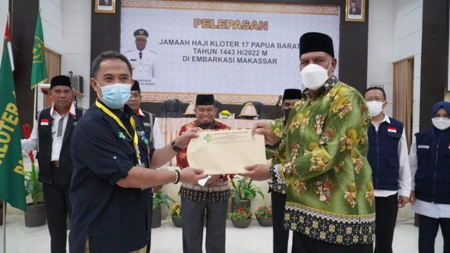 PEMPROV PAPUA BARAT MELEPASKAN 322 CALON JEMAAH HAJI